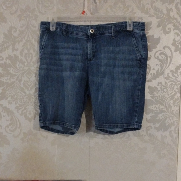 Liz Claiborne Blue Jean Shorts Classic Design - Picture 2 of 4
